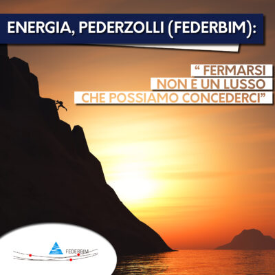 climbing uomo scala montagna con dietro luce tramonto sul mare. Federbim pederzolli comunicato stampa energia fermarsi non è un lusso che possiamo permetterci