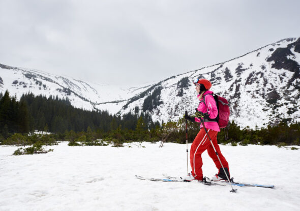 Ragazza-sci-zaino-neve-montagna-federbim-neve