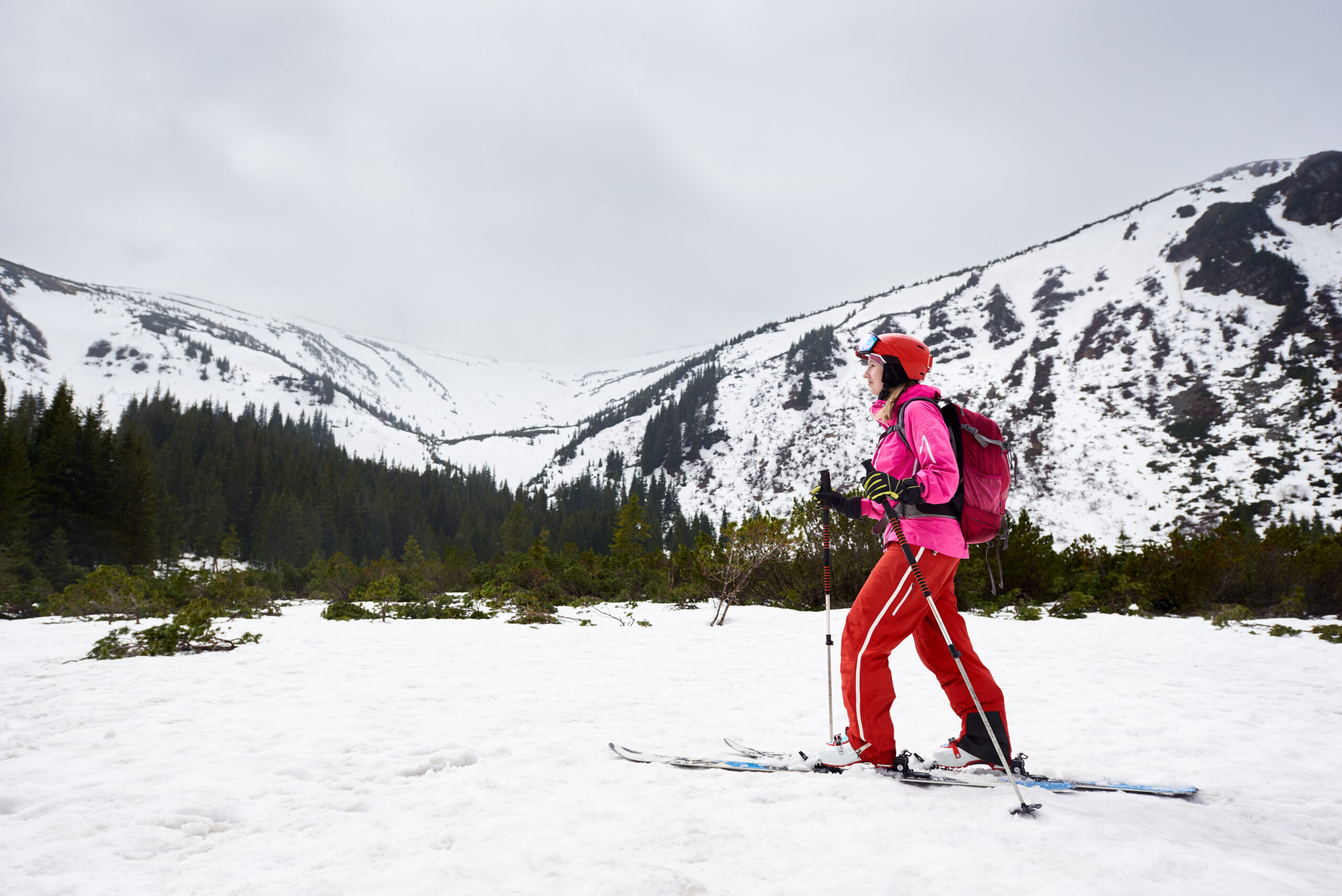 Ragazza-sci-zaino-neve-montagna-federbim-neve
