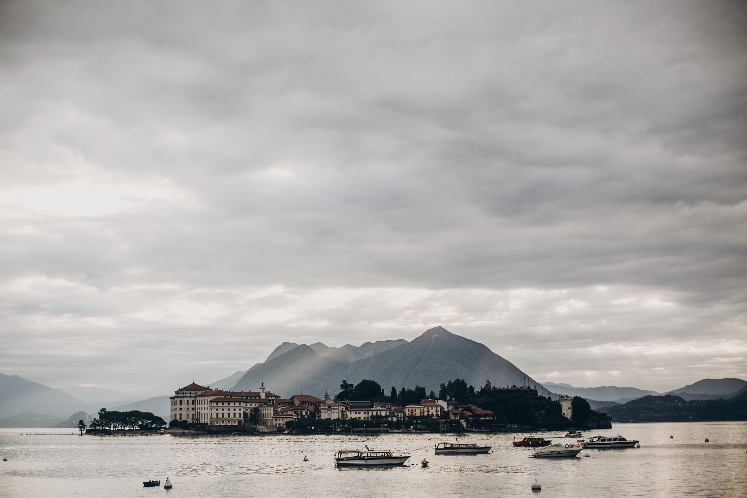 lago maggiore stresa isola barche italia